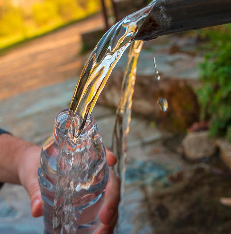 waterfles gevuld aan natuurlijke bron van water
