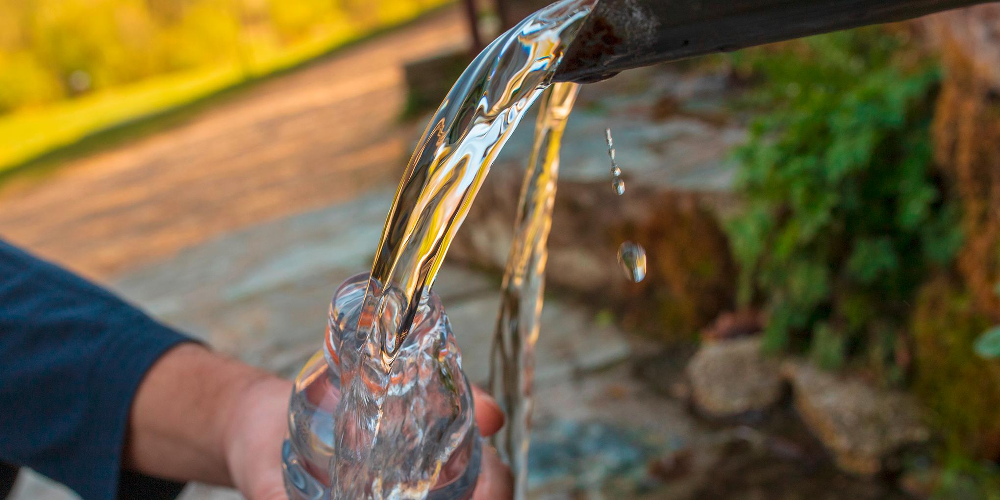 waterfles gevuld aan natuurlijke bron van water