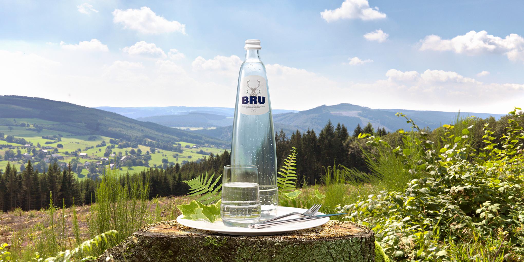 Bru waterfles in de natuur