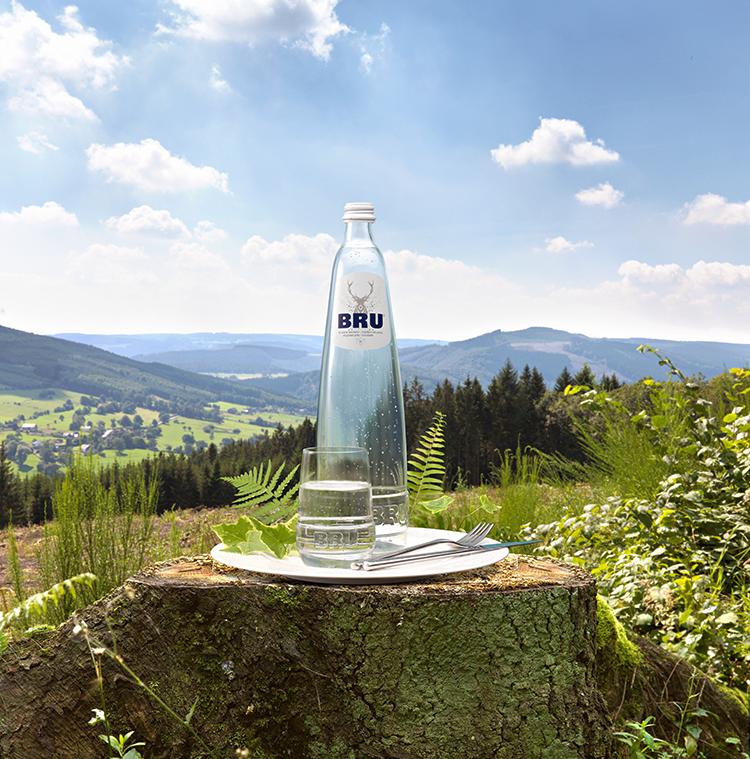 Bru waterfles in de natuur