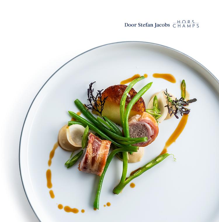 wit bord met gastronomisch fruit dessert op artistieke wijze gepresenteerd