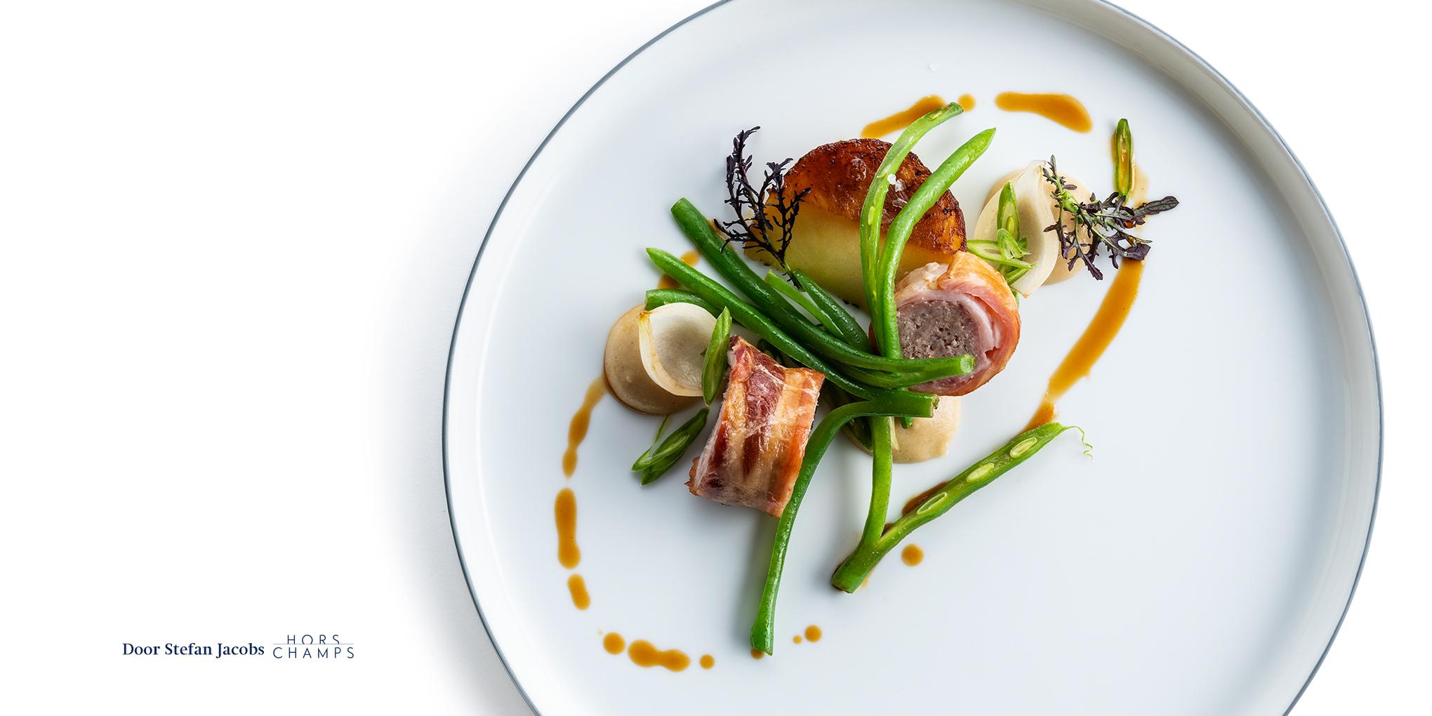 wit bord met gastronomisch fruit dessert op artistieke wijze gepresenteerd