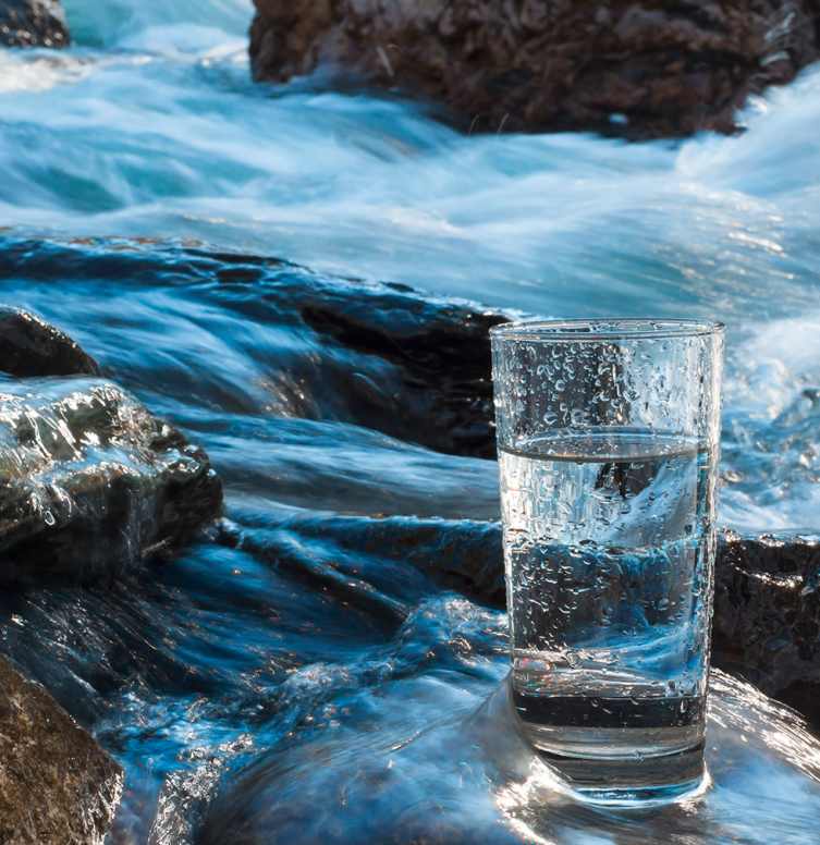 verre d'eau dans une rivière